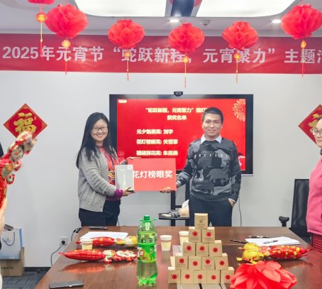 桌子上放滿了不同類型的海報

AI 生成的內容可能不正確。